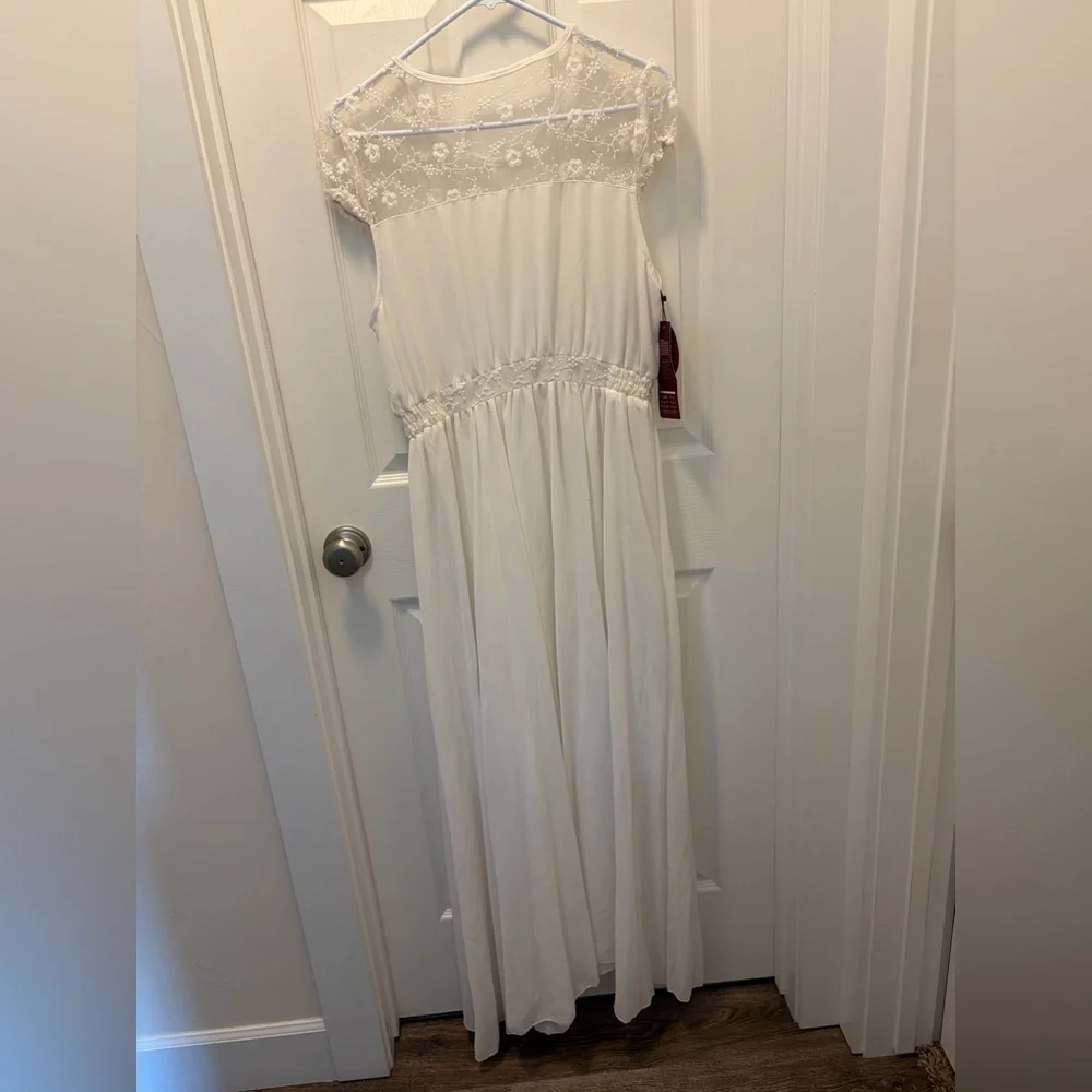 Chic White Lace Maxi Dress - Picture 1 of 4